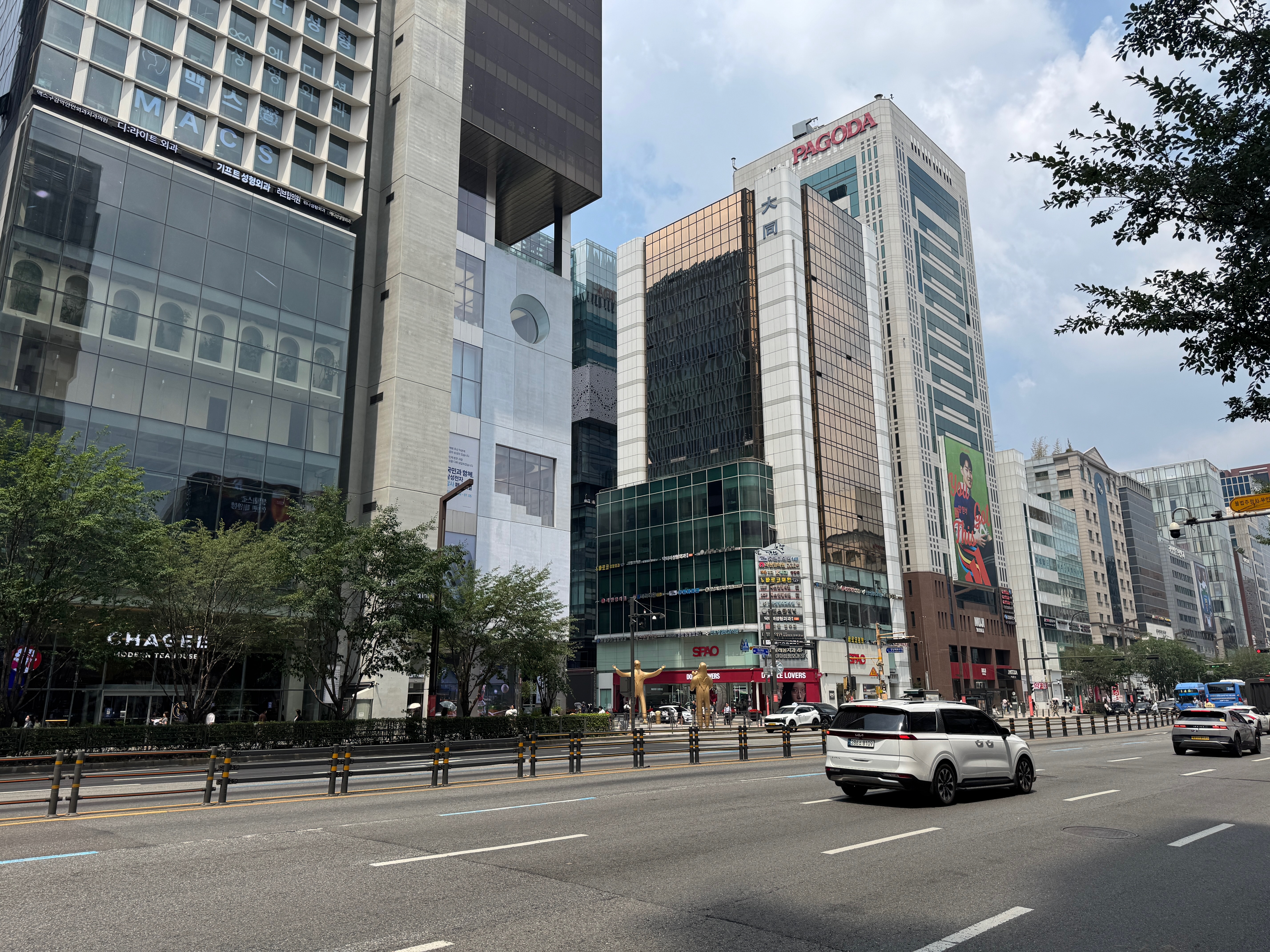 강남역 거리 — 2